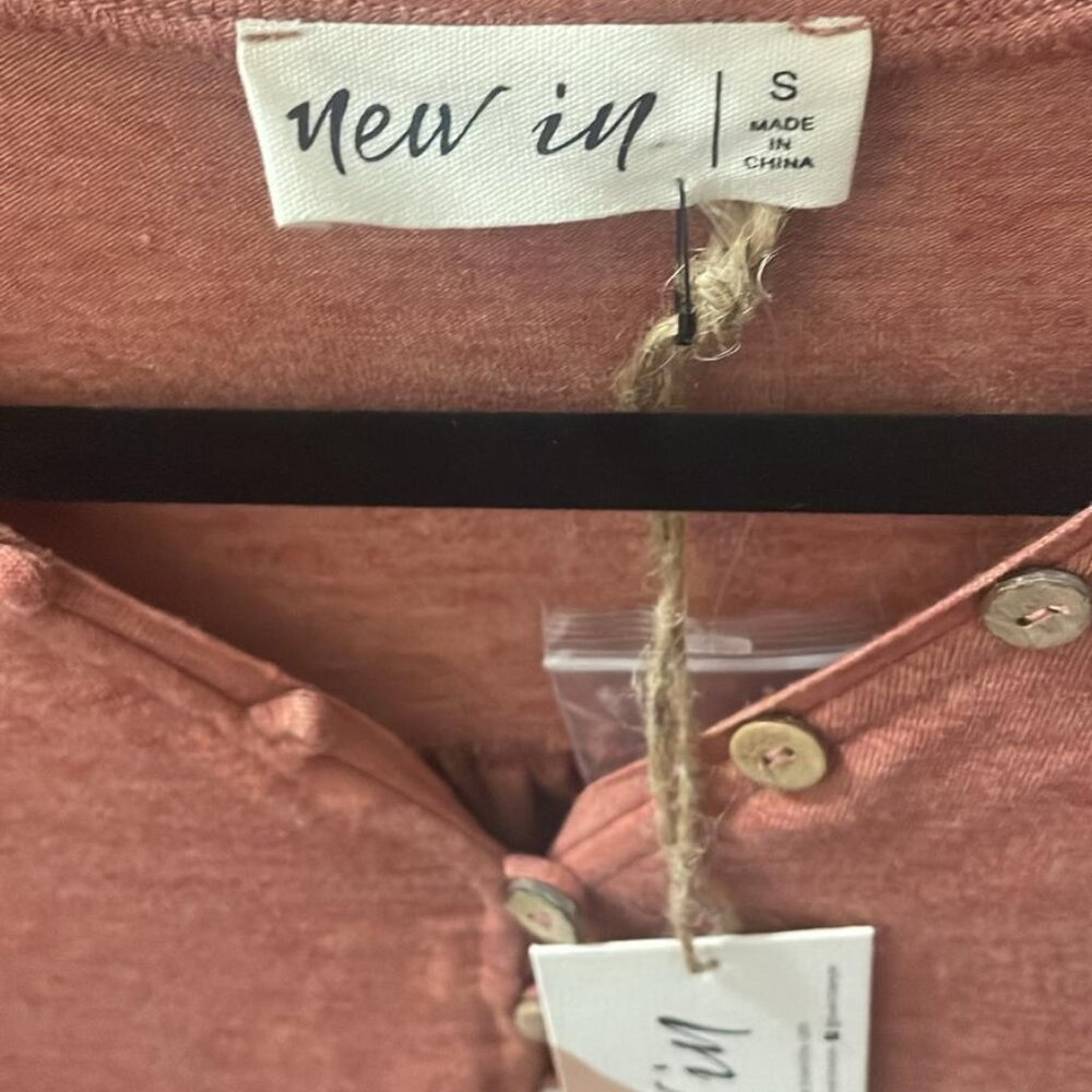 New In Dusty Rose Henley Top - Size Small - Picture 5 of 6